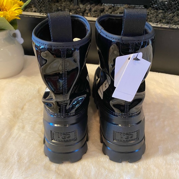 ✨NEW✨ Ugg Classic Brellah Mini Boots - Picture 4 of 6